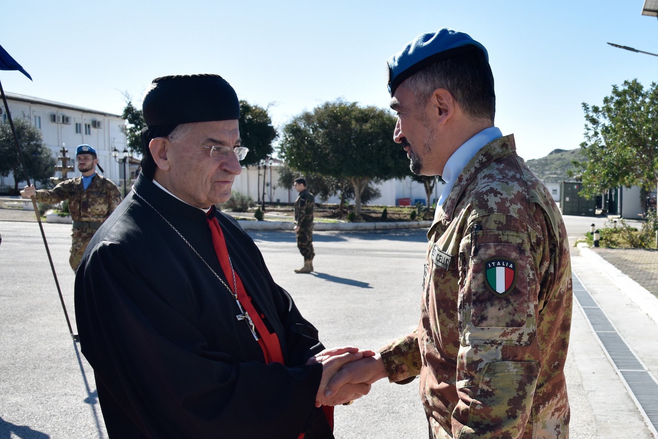 Libano, il Patriarca di Antiochia in visita al Contingente italiano della Brigata Aosta