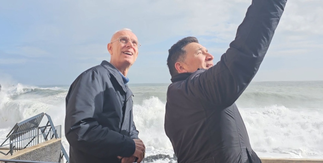Il vescovo Raspanti tra la gente lungo la costa ionica colpita dal ...